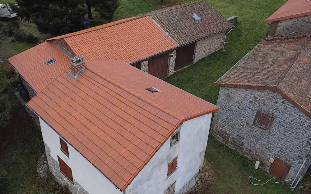Maison rurale en pierre à la toiture entièrement refaite, grange ancienne mitoyenne.