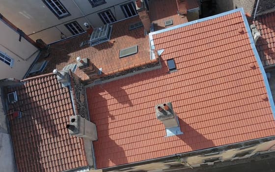 Pan de toiture refait à neuf en centre-bourg, solins de souches en zinc.