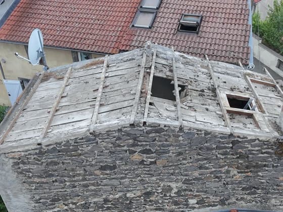 Voliges anciennes mises à nu après dépose de la couverture, pignon en pierre de lave.