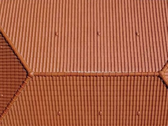 Toiture à quatre pans vue du drone à l’aplomb, pose régulière des tuiles et arêtiers à emboîtement.